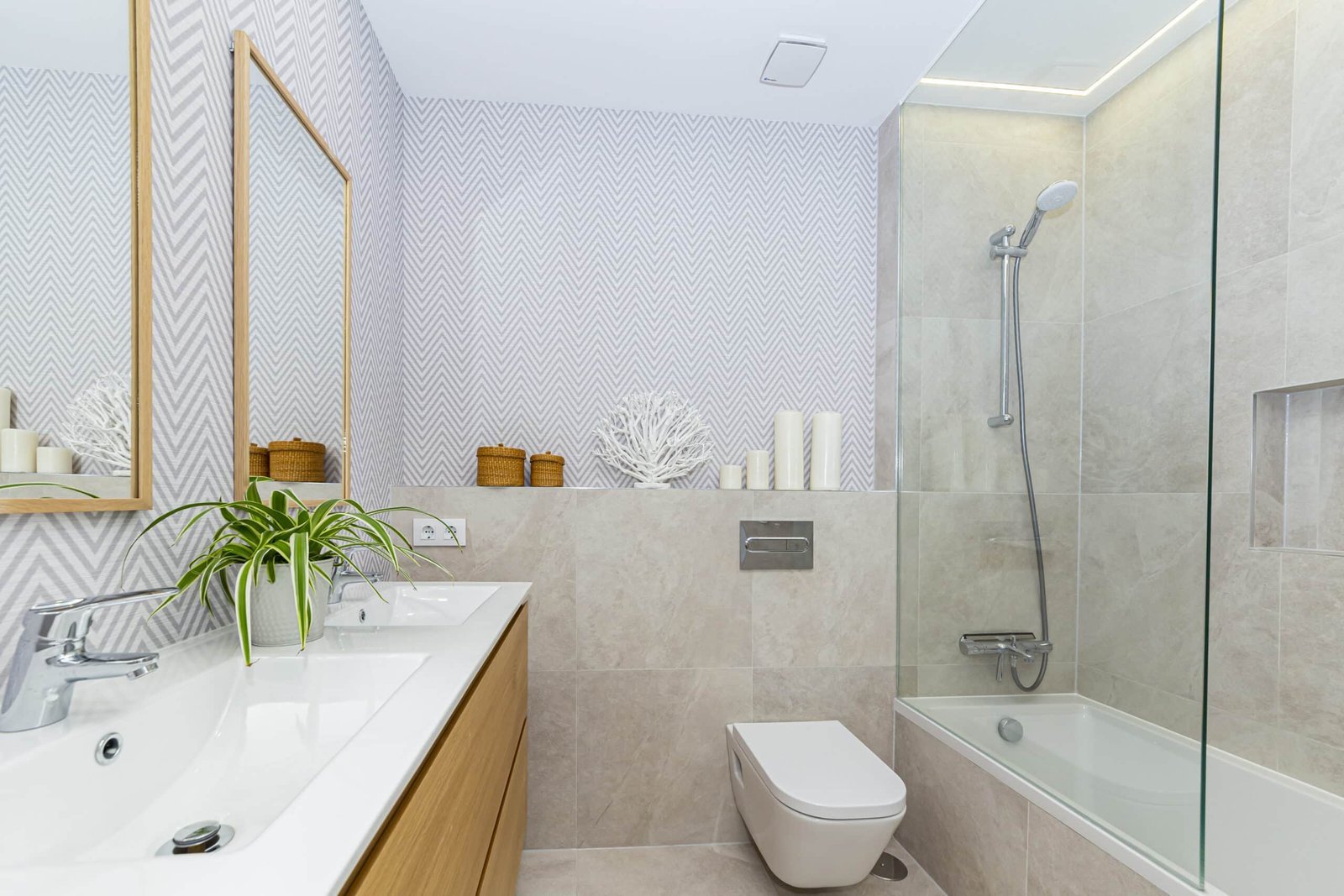 Baño luminoso con revestimiento claro y mueble de lavabo.. Fotografía 10