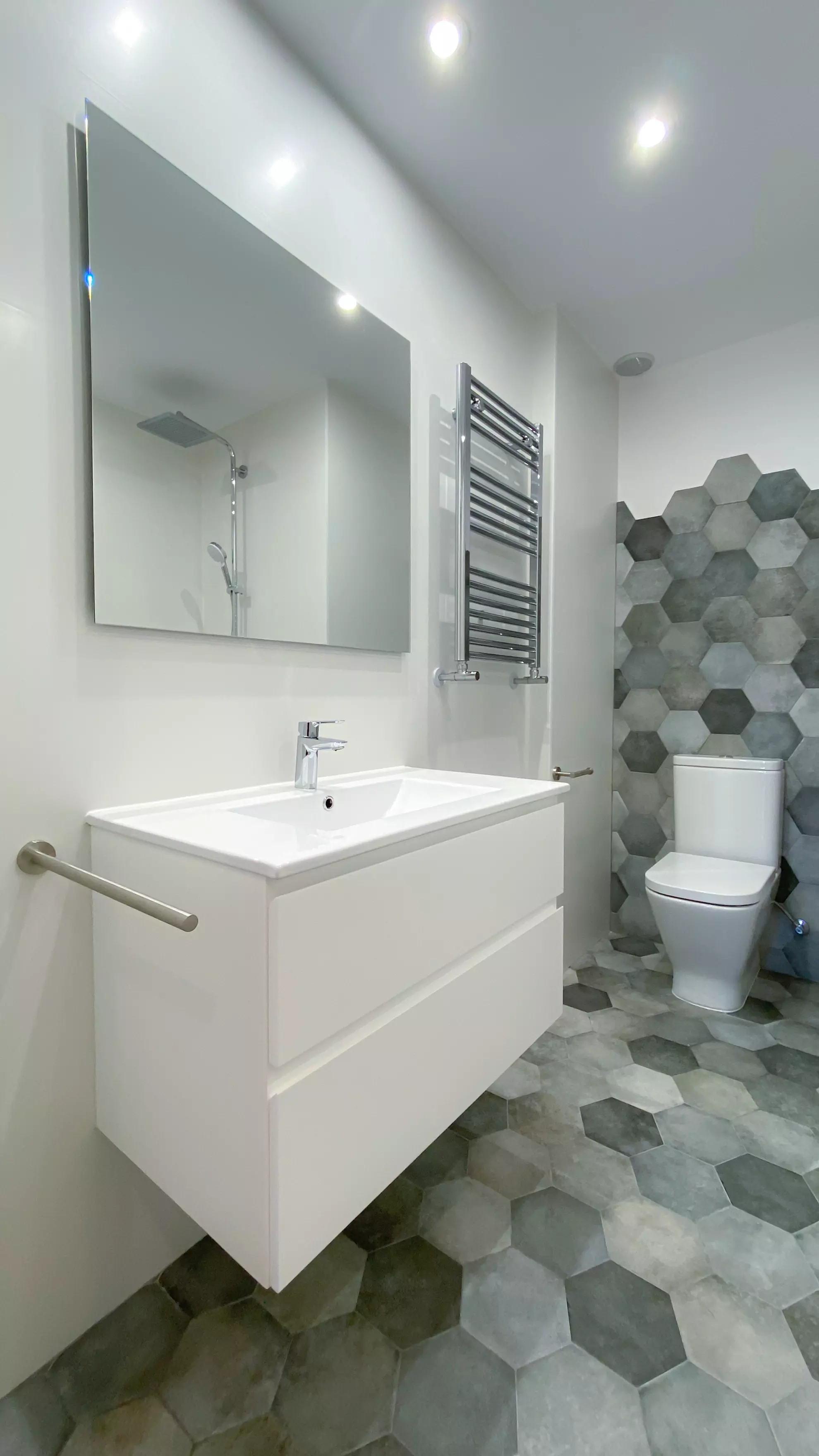 Baño con lavabo blanco y revestimiento en tonos verdes.. Fotografía 13